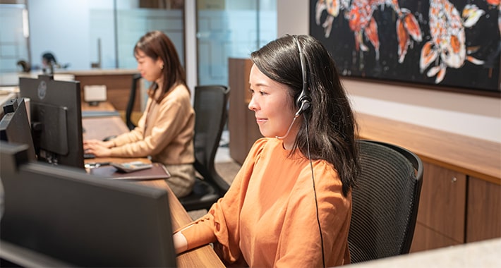 電話応対するレセプショニスト