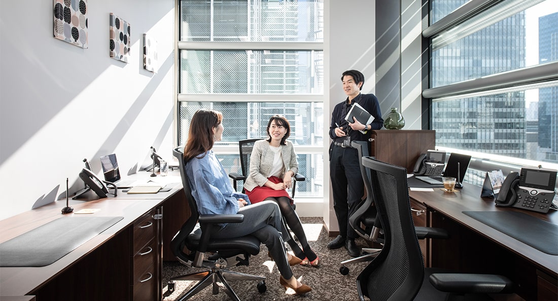 サーブコープのレンタルオフィスで働く人たち