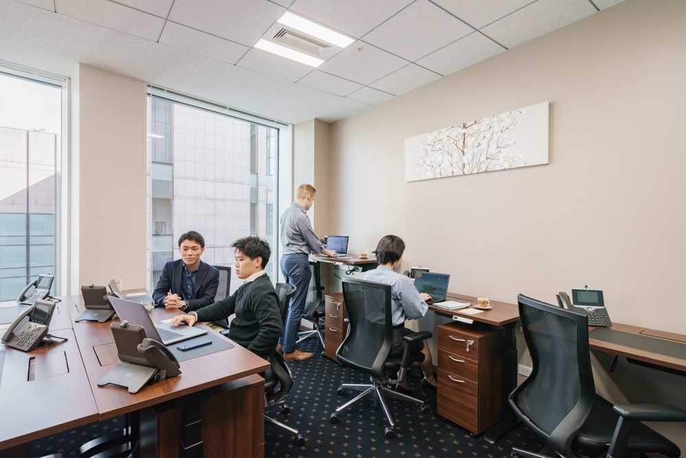 スタンディングデスク付きのレンタルオフィス